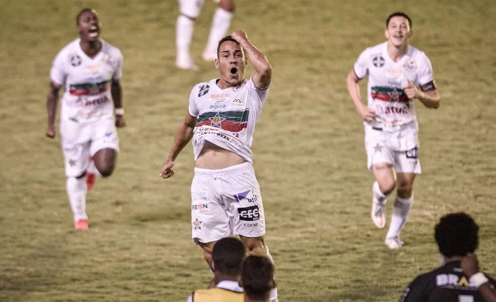 O meia Romarinho, de 31 anos, estava na Portuguesa/RJ. Foto: Nathan Diniz/Divulgação Portuguesa