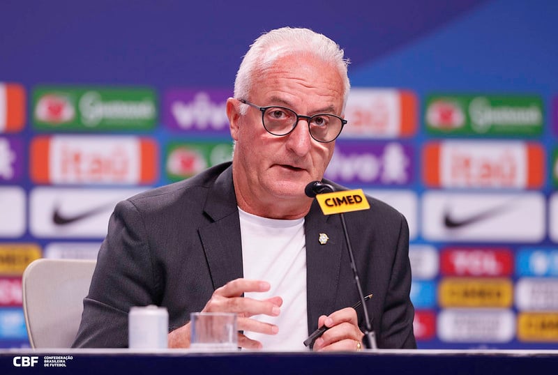 O treinador Dorival Junior anunciou nesta quinta-feira (06) a lista de convocados da Seleção Brasileira para as rodadas das Eliminatórias para a Copa do Mundo de 2026. O Brasil enfrentará a Colombia em Brasilia, e a Argentina, em Buenos Aires. FOTO: RAFAEL RIBEIRO/CBF