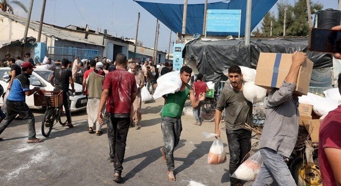 População da Faixa de Gaza invade armazéns e centros de ajuda em busca de alimentos |