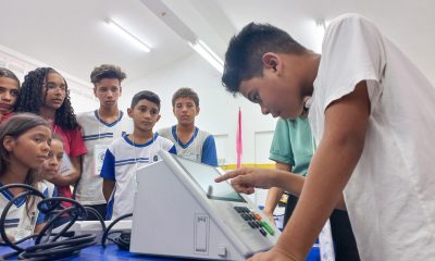 Estudantes elegem líderes de sala utilizando urnas eletrônicas do TRE-RN