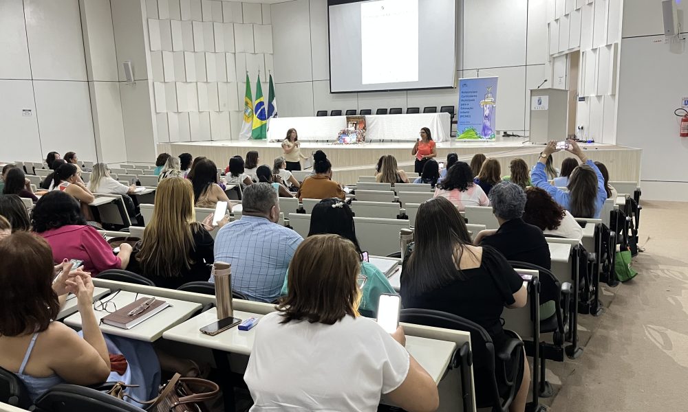 Diretores dos CMEIs discutem os Referenciais Curriculares durante formação continuada