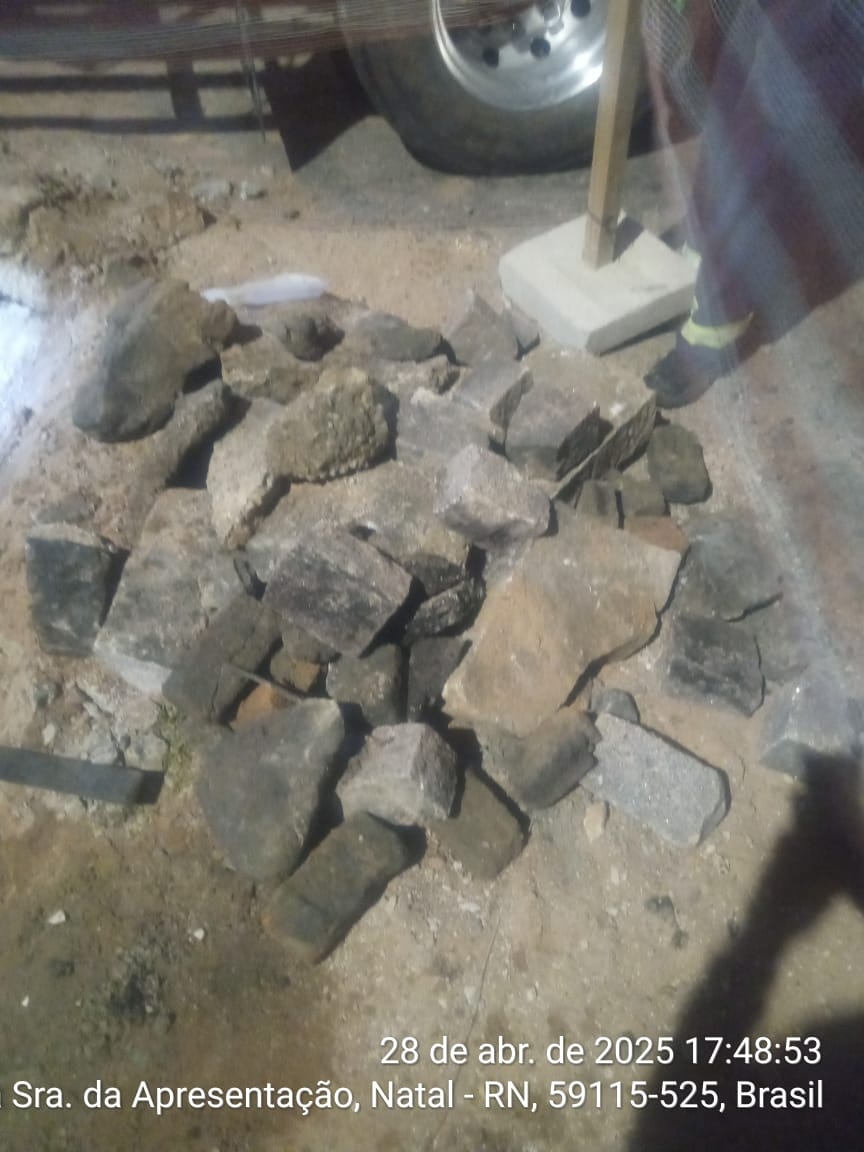 Pedras são retiradas de dentro da tubulação da rede de drenagem na Zona Norte