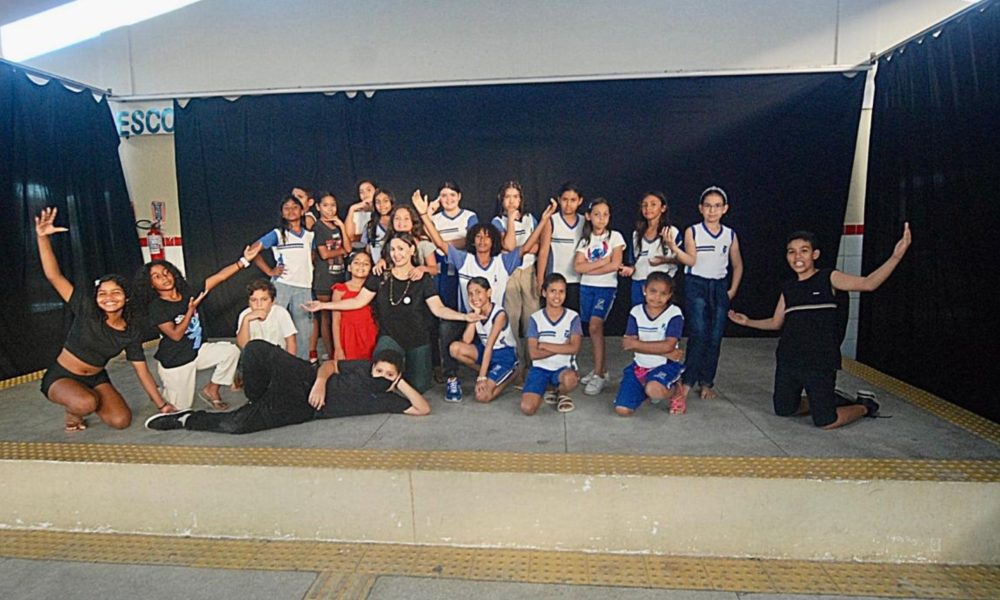 Professora utiliza temas do cotidiano em projeto teatral de escola na zona norte