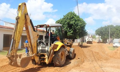 Ruas dos bairros Planalto e Felipe Camarão recebem drenagem e pavimentação