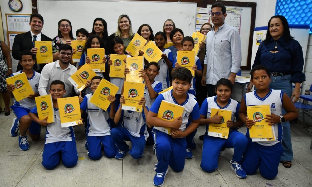 Prefeitura entrega livros didáticos a alunos do município em parceria com o Instituto Ayrton Senna