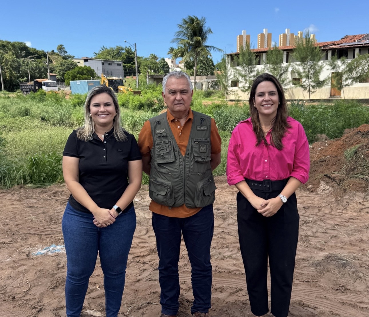 Vice-prefeita acompanha obras de reurbanização ao lado do deputado federal General Girão