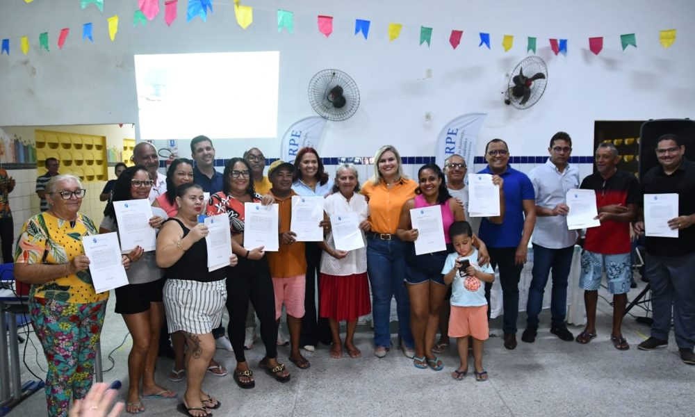 Prefeitura do Natal entrega títulos de regularização fundiária à moradores do Passo da Pátria