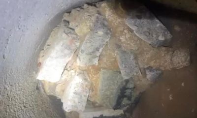 Pedras concretadas manualmente obstruem tubulação no bairro de Nazaré